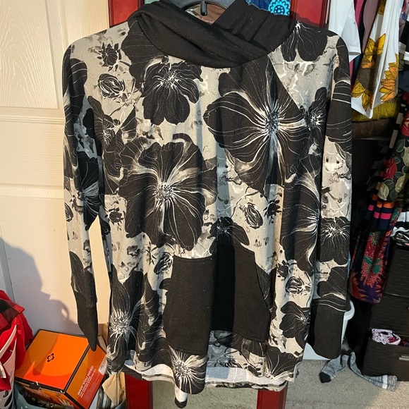 LuLaRoe Tops - Lularoe Amber 2XL